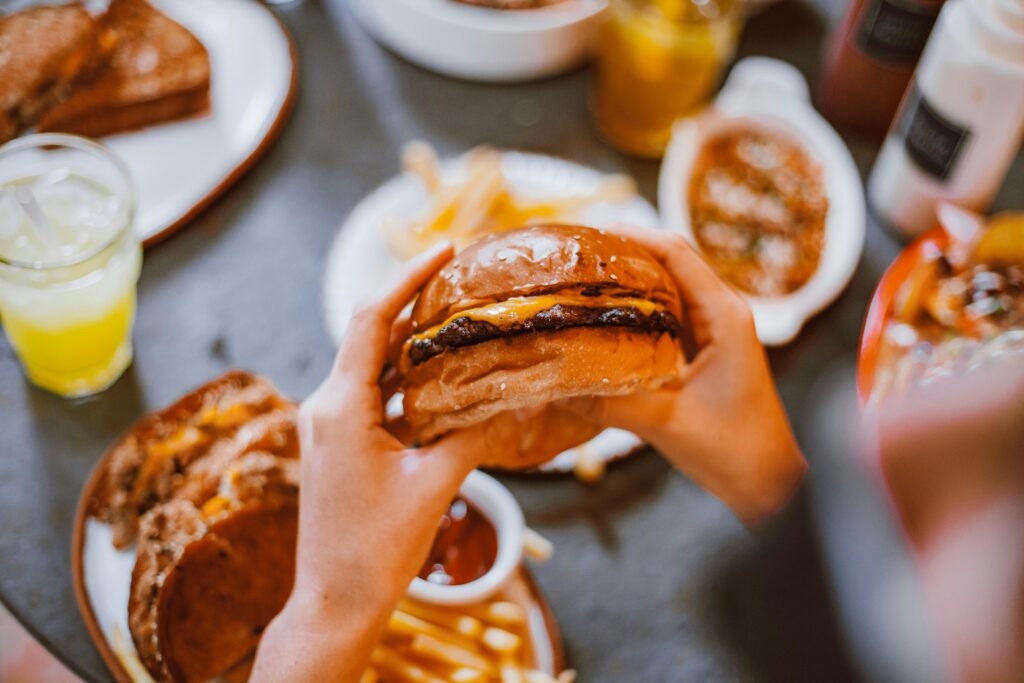 aliments à éviter cholestérol – illustration d’un plat riche en graisses